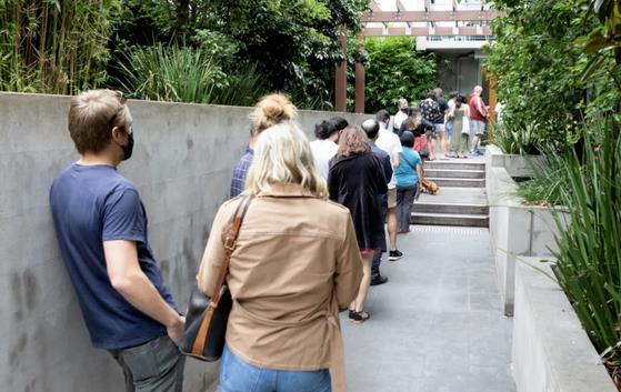  百人抢房，加价求租！中国留学生来澳遭遇租房危机