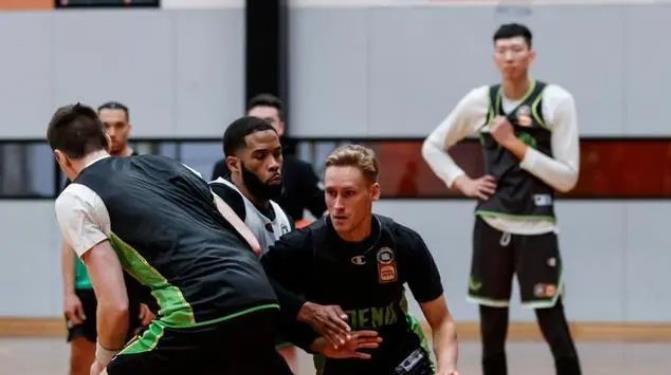 周琦太惨！澳洲房子被洗劫一空，小偷连拖鞋饮料也没有放过