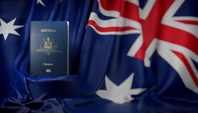 澳大利亚是大的移民发达国家之一.自1991年开始,澳大利亚经济持续增长,其中移民在经济发展中发挥了重要作用.未来,预计将有65万移民抵达澳洲,这也意味着澳洲的移民制度需要进行重大改革