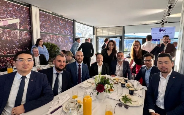 【公司·新闻】在F1赛车场上与各界精英共进早餐！JINDING再次荣幸受邀参加Wesley早餐会