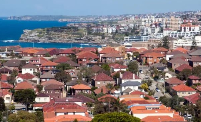 12个月内，哪些城区的房产价值涨幅超过20%以上？