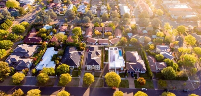 澳洲房地产市场正迎来投资者和首次置业者的热潮,他们争相抢购价格低于80万澳元的房产,未来几个月内这种需求可能会进一步加剧.