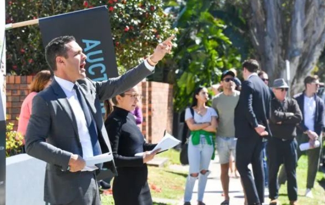 大型开发商认为，建筑工人应该占移民总数的10%