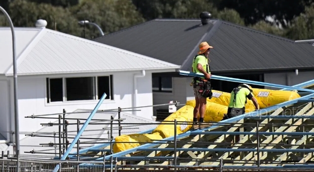 澳洲住房建设面临技术劳工短缺与开工率暴跌双重挑战