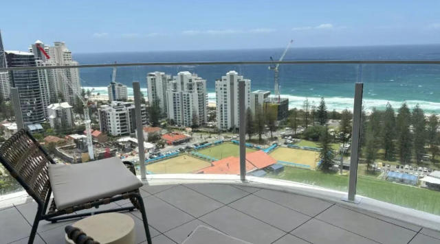 三次降息、房价双位数涨幅、新房批文跌至十年低谷——三重力量叠加,让“买房稳赢”的信念再次在投资者心中升温。24岁的珀斯青年Matt Franken就是缩影:四年前花40万澳元在西澳矿区Karratha入市,如今资产已翻近一倍,又顺势在墨尔本Frankston和Geelong再下两城。“难的是迈出步,进去后你就能腾挪资产。”他的想法代表了一批回流楼市的现金猎手。 一、投资者信贷增速九年猛 截至9月的一年,投资者房贷猛增7.3%,为2015年APRA出台“10%增速红线”以来快。 Cotality数据,10月首府城市房价环比再涨1.1%,同比达6.1%,创两年多快速度;全国五年累计涨幅47%,珀斯、布里斯班分别高达84%与82%。 Westpac预测,未来12个月全国住宅价格仍有9%上行空间。 二、低价段“抢跑”——5%首付计划成催化剂 10月1日扩围后,100万澳元以下房源竞争瞬间升温。布里斯班买家代理Andrew Fried透露:“为避开首置大军,投资者提前三四周扫货,部分街区价涨5–7%。” 报价从平常的3–4份飙升至13–15份;布里斯班挂牌量仍比长期均值低约30%。 墨尔本70万澳元“土地+房屋”套餐比悉尼同规格便宜45万,吸引卡车司机、技术工人等就业人群“提着工作合同来买房”。 三、城市轮动:悉尼“太贵”,墨尔本“补涨” 10月墨尔本房价涨幅(0.8%)罕见跑赢悉尼(0.7%),中位价97.4万澳元仅为悉尼160万的六成。 开发商Nigel Satterley称:“墨尔本中产就业岗位多、库存缺口大,租金上涨空间确定,已成为小型投资者首选目的地。” 四、政策暗礁:维州持有成本上升 新法禁止“无过错驱逐”与租金竞价,土地税、印花税连续上调,导致12个月内投资房源减少约2.5万套。 房地产投资者委员会主席Ben Kingsley提醒跨州买家:“要计算更高合规费用,别把低入市价当成低持有价。” 五、监管者盯紧“信贷加速器” 与2011–2013年降息周期类似,当前投资者信贷激增已引起APRA警惕。 上周APRA致函银行:系统必须预留接口,以便随时启动高债务收入比(DTI)上限、投资者贷款增速上限或只付利息贷款比例上限等宏观审慎工具。 监管机构担忧,若2025年再降息,房价、杠杆与高风险贷款可能形成“正反馈循环”。 六、市场vs监管:天平如何倾斜? 短期看,降息余温+供应缺口继续推涨低价段;中期看,一旦DTI或投资者增速红线重出江湖,信贷闸门将迅速收紧。Kingsley提醒投资者:“别把九年的信贷窗口当成永续行情,留足现金流、控制杠杆,才能在监管风暴来临前全身而退。” 结语 历史不会简单重复,却总押着相似韵脚。当降息、抢地、信贷激增同时出现,市场狂欢与监管警钟总是同步倒计时。对投资者而言,在“可负担城市”锁定正向现金流、保持贷款缓冲空间,比追涨短期涨幅更重要——毕竟,潮水退去后,仍有租金托底的资产才是真正的安全垫。