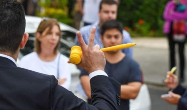 当“想买”遇上“买不起”,数字能说明残酷.Domain新《需求匹配报告》披露,悉尼内环买家平均搜索价比挂牌价低30万澳元,中环缺口15万,外环更扩大到28万;而在Bellevue Hill、Point Piper等黄金海岸带,卖家心理价高达550万澳元,比买家预算整整多出200万澳元——相当于一套墨尔本近郊独栋屋的价钱 .