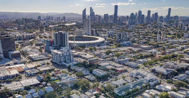 RealEstate网站11月30日报道,PRD Real Estate新分析显示,布里斯班购房者正赶在圣诞钟声敲响前集中出手——11月买家咨询量比平日高出25%,全市中位售房天数从年初的34天缩短至28天,成交率连续三个季度攀升至56%.首次购房者与75万澳元以下物业成为这波“年末冲刺”的主力,而150万澳元以上交易则明显降温.