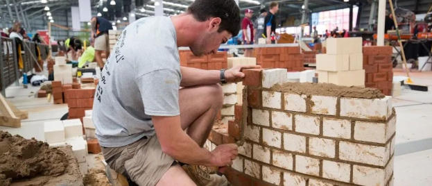 澳洲紧俏的蓝领“金砖”职业：砌砖工年薪直冲8万澳元，需求缺口十年难填