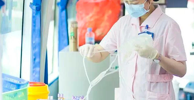 职业评估是绝大多数技术移民签证的“入门券”。移民局只认指定机构发出的评估函，且每份文件都有“保质期”：一旦过期，EOI立刻失效，州担保也会秒拒。下面把热门职业的评估细节——有效期、审理周期、加急可能、续期政策——按机构逐条拆给你，提前算好时间，才能踩准邀请节奏。   一、IT与通信   评估机构：Australian Computer Society（ACS）   有效期：2年   审理周期：8–10周（无加急）   续期/延期：不支持，到期必须重新递交   二、注册护士   评估机构：Australian Nursing & Midwifery Accreditation Council（ANMAC）   有效期：2年   审理周期：6–8周（无加急）   续期/延期：需重新申请全套评估   三、教师类   评估机构：Australian Institute for Teaching and School Leadership（AITSL）   有效期：2年   审理周期：6–8周（无加急）   续期/延期：不支持，过期重走流程   四、会计类   评估机构：CAANZ / CPA Australia / IPA   有效期：3年   审理周期：   CAANZ & CPA：8–12周   IPA：快2天（付费加急）   续期/延期：不支持，过期重新评估   五、工程类   评估机构：Engineers Australia（EA）   有效期：3年   审理周期：标准8–12周，加急20个工作日   续期/延期：3年到期后可申请“更新评估”，无需重复提交学历材料（仍需新工作证明）   六、VETASSESS（市场、行政、设计、销售等通用职业）   评估机构：Vetassess   有效期：3年   审理周期：8–10周（无加急）   续期/延期：有效期内可在线续期一次，再延3年，费用低于重评   七、建筑师   评估机构：Architects Accreditation Council of Australia（AACA）   有效期：3年   审理周期：2–4周（业内快之一）   续期/延期：有效期内可申请续期，再延3年   八、管理类（经理、总经理、部门经理）   评估机构：Institute of Managers and Leaders（IML）   有效期：3年   审理周期：8–12周（无加急）   续期/延期：不支持，到期重交全套材料   使用建议   算准EOI时间轴：职评有效期与英语成绩同步失效会导致分数“清零”，建议在签证递交前至少预留3个月缓冲。   提前准备：AITSL、ACS、ANMAC等无加急通道，旺季（每年3–5月、9–11月）审理可能再慢2周，宜提前6个月启动。   巧用续期：VETASSESS与AACA可在到期前在线续期，费用低、材料少；工程类若仅更换雇主，可走EA“更新评估”捷径，不必重做CDR。   加急优先级：时间紧迫可优先考虑IPA（会计）、EA（工程）、AACA（建筑师），快2–20个工作日拿结果。   一句话总结   职评不是“一劳永逸”，而是一张会过期的门票：何时递件、何时续期、何时重评，直接决定你能不能赶上邀请列车。把时间表贴在冰箱门，比刷EOI分数更管用。