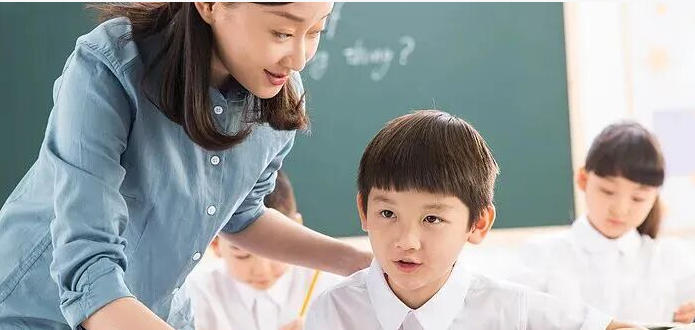 职业评估是绝大多数技术移民签证的“入门券”。移民局只认指定机构发出的评估函，且每份文件都有“保质期”：一旦过期，EOI立刻失效，州担保也会秒拒。下面把热门职业的评估细节——有效期、审理周期、加急可能、续期政策——按机构逐条拆给你，提前算好时间，才能踩准邀请节奏。   一、IT与通信   评估机构：Australian Computer Society（ACS）   有效期：2年   审理周期：8–10周（无加急）   续期/延期：不支持，到期必须重新递交   二、注册护士   评估机构：Australian Nursing & Midwifery Accreditation Council（ANMAC）   有效期：2年   审理周期：6–8周（无加急）   续期/延期：需重新申请全套评估   三、教师类   评估机构：Australian Institute for Teaching and School Leadership（AITSL）   有效期：2年   审理周期：6–8周（无加急）   续期/延期：不支持，过期重走流程   四、会计类   评估机构：CAANZ / CPA Australia / IPA   有效期：3年   审理周期：   CAANZ & CPA：8–12周   IPA：快2天（付费加急）   续期/延期：不支持，过期重新评估   五、工程类   评估机构：Engineers Australia（EA）   有效期：3年   审理周期：标准8–12周，加急20个工作日   续期/延期：3年到期后可申请“更新评估”，无需重复提交学历材料（仍需新工作证明）   六、VETASSESS（市场、行政、设计、销售等通用职业）   评估机构：Vetassess   有效期：3年   审理周期：8–10周（无加急）   续期/延期：有效期内可在线续期一次，再延3年，费用低于重评   七、建筑师   评估机构：Architects Accreditation Council of Australia（AACA）   有效期：3年   审理周期：2–4周（业内快之一）   续期/延期：有效期内可申请续期，再延3年   八、管理类（经理、总经理、部门经理）   评估机构：Institute of Managers and Leaders（IML）   有效期：3年   审理周期：8–12周（无加急）   续期/延期：不支持，到期重交全套材料   使用建议   算准EOI时间轴：职评有效期与英语成绩同步失效会导致分数“清零”，建议在签证递交前至少预留3个月缓冲。   提前准备：AITSL、ACS、ANMAC等无加急通道，旺季（每年3–5月、9–11月）审理可能再慢2周，宜提前6个月启动。   巧用续期：VETASSESS与AACA可在到期前在线续期，费用低、材料少；工程类若仅更换雇主，可走EA“更新评估”捷径，不必重做CDR。   加急优先级：时间紧迫可优先考虑IPA（会计）、EA（工程）、AACA（建筑师），快2–20个工作日拿结果。   一句话总结   职评不是“一劳永逸”，而是一张会过期的门票：何时递件、何时续期、何时重评，直接决定你能不能赶上邀请列车。把时间表贴在冰箱门，比刷EOI分数更管用。