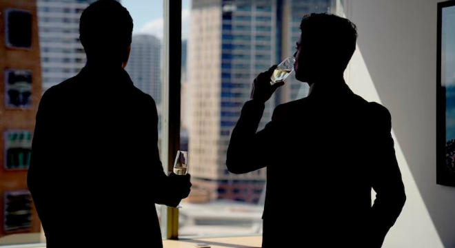 PropTrack最新房价指数给2025年画下句号：全国中位价88万澳元、年涨8.8%，但单月仅+0.1%，明显从&ldquo;狂奔&rdquo;切换到&ldquo;小步快走&rdquo;。悉尼、墨尔本12月罕见环比下跌，却被阿德莱德、布里斯班、珀斯的+0.5%~+0.8%轻松抵消；更耐人寻味的是，地区房价连续三个月跑赢首府&mdash;&mdash;市场已从&ldquo;普涨&rdquo;进入&ldquo;结构性分化&rdquo;。2026年，利率不确定性与可负担性上限将成为主控开关，普涨神话退场，精准选址才是硬逻辑。   一、全国：新高仍在，但节奏放缓   2025年12月：+0.1%（88万澳元中位价）   2025全年：+8.8%（&asymp;8.22万澳元/套增值）   关键词：高位横盘、小幅爬升、买方博弈空间扩大   二、两大核心城市：0.3%下跌&ne;转熊   悉尼、墨尔本：-0.3%（12月）   堪培拉：-0.2%   解释：基数高+可负担性逼近上限，率先进入&ldquo;整理期&rdquo;，而非整体转空   三、非核心城市：人口与低价双重红利   12月领涨：阿德莱德+0.8%、布里斯班+0.5%、珀斯+0.5%   年度涨幅：珀斯17.2%、布里斯班14.6%、达尔文14.5%   共同画像：人口流入、房价基数低、供应受限，在高利率环境下反而获得真实需求支撑   四、地区市场：连续三个月跑赢首府   12月：地区+0.4% vs 首府0.0%   年度：地区+9.8% vs 首府+8.5%   明星区域：塔斯马尼亚、南澳、昆州郊区（距CBD约1小时车程）&mdash;&mdash;价格友好、生活就业不弱，成为自住与长期规划买家新宠   五、涨速放缓的两大&ldquo;现实约束&rdquo;   可负担性上限：连续多年上涨后，家庭月供接近极限   利率预期转向：2025年三次降息已兑现，2026年市场普遍预期&ldquo;按兵不动&rdquo;甚至小幅上行&mdash;&mdash;继续大涨的难度倍增   六、2026展望：涨，但不会再&ldquo;猛涨&rdquo;   底部支撑：人口增速>住房建设，长期供需缺口未解   顶部压力：高房价+利率不确定性+购房者心理变化   结果：从&ldquo;普涨&rdquo;走向&ldquo;强分化&rdquo;，区域、产品、价格段将出现明显差距   七、关键变量：5%首付政策成&ldquo;短期催化剂&rdquo;   2025年10月推出：首付5%、无需LMI、价格上限80-95万澳元   影响：直接降低上车门槛，短期内推高中低价位与远郊需求&mdash;&mdash;首次购房者既要抓住机会，也要警惕&ldquo;政策溢价&rdquo;。   八、买家行动纲领   区域优先：人口净流入+1小时通勤圈+基建倒计时   产品优先：低层混合区>高密度超高层；独栋>公寓（区域市场角度）   预算优先：用5%首付上限做&ldquo;锚&rdquo;，把月供控制在税后收入30%以内   时间优先：把决策周期压至90天，用预批贷款对冲潜在加息   九、结语   2025年，澳洲房价继续刷新纪录；2026年，市场考验的是判断与选择。不是&ldquo;买不买&rdquo;，而是&ldquo;买哪里、为什么买、为多久而买&rdquo;。在一个从高速上涨走向理性分化的市场里，看懂数据、选对区域、算清现金流，远比跟风情绪更重要。先上车，再换座；先立足，再完美&mdash;&mdash;否则，等待你的不是房价崩盘，而是&ldquo;便宜区&rdquo;也迈入百万常态的残酷现实。