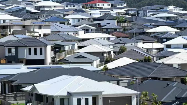 当生活成本继续挤压家庭预算,澳洲房市却在&ldquo;供应短缺+政策火箭&rdquo;双引擎下逆势上扬.《澳洲金融评论报》对20位经济学家的新调查显示:2026年全国房价再涨6%已成&ldquo;底线共识&rdquo;;布里斯班、珀斯甚至被看高至10%-15%.然而,货币市场仍押注2月加息概率为三分之一&mdash;&mdash;在&ldquo;人口>40万/年&rdquo;与&ldquo;新建交付滞后&rdquo;硬逻辑面前,房价向上似乎已成定局,但速度、分化与政策风险将决定你是赢家还是接盘侠.