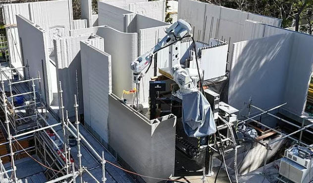 “冰淇淋机”盖豪宅：西澳区900㎡3D打印住宅7天立墙，强度三倍于砖房