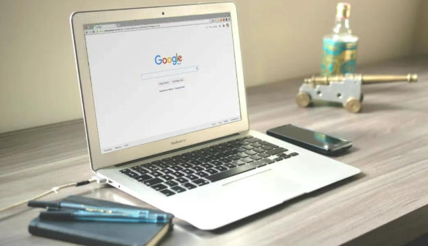 在澳洲，看房十分钟，出价一句话，但背后的功课能做两周。贷款预批、合同审阅、市场调研、建筑检查&hellip;&hellip;每一步都藏着&ldquo;隐形学费&rdquo;。想把理想房子顺利收入名下，先把这份&ldquo;出价前Checklist&rdquo;背熟&mdash;&mdash;错过一步，可能就是几万澳元的教训。   一、贷款预批（Pre-Approval）&mdash;&mdash;先知道自己能借多少   为什么：银行评估价&ne;你心里价，预批能防止&ldquo;差价惊魂&rdquo;   怎么做：   ① 工资单、税单、存款、负债一次性打包   ② 装修预算也可纳入贷款额度，避免&ldquo;买完就穷&rdquo;   小技巧：同时让两家银行做预批，A类利率+B类估价，双保险   二、法律预审&mdash;&mdash;合同看24小时，出价比别人快   为什么：家电包不包含、冷静期几天、特殊条款，律师一眼识别&ldquo;坑&rdquo;   怎么做：   ① 提前锁定&ldquo;成交才收费&rdquo;的产权律师   ② 24小时内出法律意见，避免错过最佳出价窗口   三、市场调研&mdash;&mdash;用数据砍价，而不是用情绪   为什么：同街最近3个月成交价才是硬参照   怎么做：   ① realestate.com.au 过滤&ldquo;Sold&rdquo;，拉Excel算均价   ② 记录房龄、装修、地块朝向，建立&plusmn;2%价格区间   小技巧：把&ldquo;低于均价&rdquo;的理由写在邮件里，卖家更易接受   四、第一次开放日&mdash;&mdash;数人头，比热度   为什么：人多=竞争大，人少=议价空间大   怎么做：   ① 记录到场人数、问价次数   ② 问中介：&ldquo;有无已递交报价？&rdquo;建立信息优势   小技巧：当场留下Pre-Approval复印件，让中介记住你&mdash;&mdash;诚意有时比价格更值钱   五、出价组合&mdash;&mdash;价格+条件，一次给到位   为什么：卖家看&ldquo;总价+麻烦度&rdquo;   怎么做：   ① 心理最高价提前写好，情绪上来也不超   ② 附加条件分层：必须（贷款、检查）、可谈（交房日期）、放弃（冷静期）   小技巧：小缺陷不降价，改用&ldquo;维修基金&rdquo;条款&mdash;&mdash;卖家心理更好接受   六、建筑&白蚁检查&mdash;&mdash;老房子&ldquo;体检&rdquo;不能省   为什么：郊区老宅一条白蚁柱就要$3万+   怎么做：   ① 专业人员+专业保险，报告分&ldquo;重大/次要缺陷&rdquo;   ② 重大缺陷直接写进&ldquo;修理或降价&rdquo;条款   小技巧：把检查报告拍照附在重新出价邮件里，议价更有说服力   七、正式出价与合同锁定&mdash;&mdash;节奏就是金钱   尽早出价：第一次开放日人少=黄金窗口   简化条件：贷款+检查两项核心，其余能省则省   押金：10%即刻转账，让卖家无后顾之忧   卖家回应：48小时内回复，避免夜长梦多   合同签署：条件满足&rarr;无条件&rarr;冷静期结束，房子正式属于你   八、出价技巧小结   可以低于要价，但要有市场数据或缺陷支撑   拍卖房市场冷清时，提前出价仍可捡漏   卖家优先&ldquo;快速+干净&rdquo;交易，条件堆太多会被视为&ldquo;没诚意&rdquo;   结语   买房不是&ldquo;一见钟情&rdquo;，而是&ldquo;系统作战&rdquo;&mdash;&mdash;先让银行告诉你上限，再让律师帮你排雷，用数据砍掉情绪，用检查守住安全，最后用诚意+策略把价格谈到心里。七步走完，理想房子才会从&ldquo;看中的&rdquo;变成&ldquo;到手的&rdquo;。收藏这份清单，下一次开放日，你就是准备最充分的那位买家。