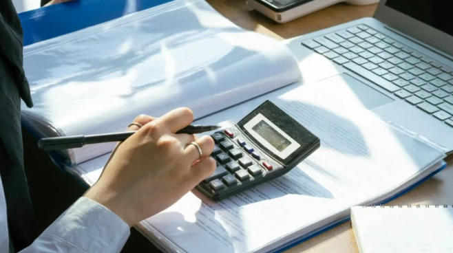 在澳洲，看房十分钟，出价一句话，但背后的功课能做两周。贷款预批、合同审阅、市场调研、建筑检查&hellip;&hellip;每一步都藏着&ldquo;隐形学费&rdquo;。想把理想房子顺利收入名下，先把这份&ldquo;出价前Checklist&rdquo;背熟&mdash;&mdash;错过一步，可能就是几万澳元的教训。   一、贷款预批（Pre-Approval）&mdash;&mdash;先知道自己能借多少   为什么：银行评估价&ne;你心里价，预批能防止&ldquo;差价惊魂&rdquo;   怎么做：   ① 工资单、税单、存款、负债一次性打包   ② 装修预算也可纳入贷款额度，避免&ldquo;买完就穷&rdquo;   小技巧：同时让两家银行做预批，A类利率+B类估价，双保险   二、法律预审&mdash;&mdash;合同看24小时，出价比别人快   为什么：家电包不包含、冷静期几天、特殊条款，律师一眼识别&ldquo;坑&rdquo;   怎么做：   ① 提前锁定&ldquo;成交才收费&rdquo;的产权律师   ② 24小时内出法律意见，避免错过最佳出价窗口   三、市场调研&mdash;&mdash;用数据砍价，而不是用情绪   为什么：同街最近3个月成交价才是硬参照   怎么做：   ① realestate.com.au 过滤&ldquo;Sold&rdquo;，拉Excel算均价   ② 记录房龄、装修、地块朝向，建立&plusmn;2%价格区间   小技巧：把&ldquo;低于均价&rdquo;的理由写在邮件里，卖家更易接受   四、第一次开放日&mdash;&mdash;数人头，比热度   为什么：人多=竞争大，人少=议价空间大   怎么做：   ① 记录到场人数、问价次数   ② 问中介：&ldquo;有无已递交报价？&rdquo;建立信息优势   小技巧：当场留下Pre-Approval复印件，让中介记住你&mdash;&mdash;诚意有时比价格更值钱   五、出价组合&mdash;&mdash;价格+条件，一次给到位   为什么：卖家看&ldquo;总价+麻烦度&rdquo;   怎么做：   ① 心理最高价提前写好，情绪上来也不超   ② 附加条件分层：必须（贷款、检查）、可谈（交房日期）、放弃（冷静期）   小技巧：小缺陷不降价，改用&ldquo;维修基金&rdquo;条款&mdash;&mdash;卖家心理更好接受   六、建筑&白蚁检查&mdash;&mdash;老房子&ldquo;体检&rdquo;不能省   为什么：郊区老宅一条白蚁柱就要$3万+   怎么做：   ① 专业人员+专业保险，报告分&ldquo;重大/次要缺陷&rdquo;   ② 重大缺陷直接写进&ldquo;修理或降价&rdquo;条款   小技巧：把检查报告拍照附在重新出价邮件里，议价更有说服力   七、正式出价与合同锁定&mdash;&mdash;节奏就是金钱   尽早出价：第一次开放日人少=黄金窗口   简化条件：贷款+检查两项核心，其余能省则省   押金：10%即刻转账，让卖家无后顾之忧   卖家回应：48小时内回复，避免夜长梦多   合同签署：条件满足&rarr;无条件&rarr;冷静期结束，房子正式属于你   八、出价技巧小结   可以低于要价，但要有市场数据或缺陷支撑   拍卖房市场冷清时，提前出价仍可捡漏   卖家优先&ldquo;快速+干净&rdquo;交易，条件堆太多会被视为&ldquo;没诚意&rdquo;   结语   买房不是&ldquo;一见钟情&rdquo;，而是&ldquo;系统作战&rdquo;&mdash;&mdash;先让银行告诉你上限，再让律师帮你排雷，用数据砍掉情绪，用检查守住安全，最后用诚意+策略把价格谈到心里。七步走完，理想房子才会从&ldquo;看中的&rdquo;变成&ldquo;到手的&rdquo;。收藏这份清单，下一次开放日，你就是准备最充分的那位买家。