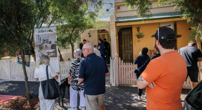 把握房产出售佳时机：六大市场信号与策略指南