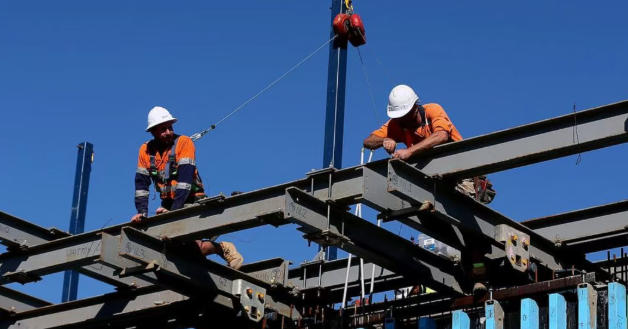 在传统住房可负担性持续恶化的背景下,一种替代性居住方案正迅速走入主流视野.专业贷款经纪透露,微型屋(Tiny House)咨询量近期出现异常火爆态势,越来越多购房者在购房压力下寻求突破路径.