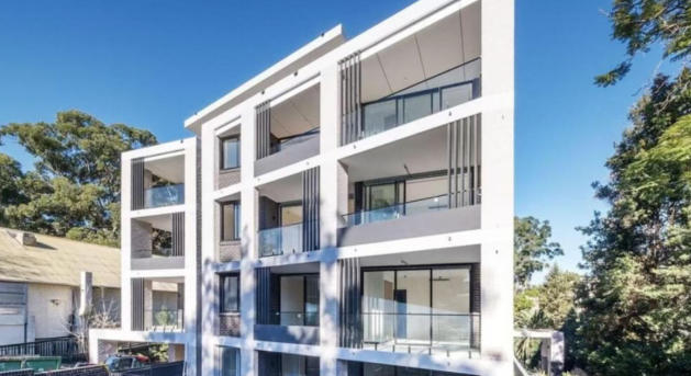 澳洲房产市场正经历历史性版图重构.Domain周四发布的新《首次置业者报告》显示,布里斯班入门级公寓价格首次反超悉尼,且首付款储蓄周期进一步拉长,给当地首次置业者带来沉重打击.