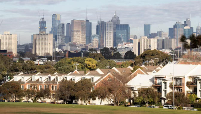 在澳洲移民规划中,一个常见的误区是:许多人一上来就问"我这个条件能不能办",但真正该优先询问的却是"我要等多久"。对一个家庭而言,签证审批速度影响的不仅是身份本身,更涉及孩子入学时机、配偶工作安排、资金调度节奏,乃至未来数年的人生规划。 2026年2月2日,澳大利亚内政部更新了新一轮官方签证审理时间。结合当前配额与政策环境,以下对主流签证路径进行系统梳理——核心目的只有一个:在做出决策前,先把时间成本算清楚。 商业投资移民:前期慢得住,后期才跑得快 商业投资移民的大特点是周期长,且前后阶段差异显著。 188A商业创新临时签证是易被低估时间成本的阶段。官方数据显示:50%申请人需等待51个月,90%申请接近57个月。但熬过这一阶段后节奏明显提速——188A延期阶段,50%申请约4个月完成。 132天才企业家永居签证已基本退出舞台,但存量案件仍在审理,时间成本为商业类之:50%申请需等待66个月。 888永居签证(A/B/C类)整体效率较高,大多数案例集中在3-6个月。 结论:商业投资移民不适合急需身份者。时间主要消耗在前期担保与临签阶段,一旦进入888阶段节奏明显加快。更适合资金条件成熟、能接受5-8年长期规划的家庭。 技术移民:189虽快,但非多数人通道 技术移民仍是澳洲永居主力通道,但"快不等于容易"。 189独立技术移民永居签证审理速度堪称天花板:50%申请约3个月完成。但前提苛刻——年龄小、英语接近满分、职业高度紧缺、学历背景突出,缺一项竞争力即显著下降。 190州担保永居签证因需州政府提名流程,节奏自然放缓:50%申请约15个月。 491偏远地区州担保临居签证时间更长:50%申请约21个月。 背景数据:2025-26财年,澳洲永久移民总配额约18.5万个,技术类占71%(13.22万)。189虽审得快但门槛极高;对绝大多数人而言,190或491才是现实选项,需接受更长等待时间与更细的州要求。 雇主担保:不拼分数,拼职业价值 若有稳定、可持续的职业背景,雇主担保往往是稳健路径。 186雇主担保永居签证(直申或过渡):整体审理周期基本在13-20个月之间。 482临时技能短缺签证差异明显: 核心技能通道:一般4-7个月 专业技能通道:快至11天,慢则53天 494偏远地区雇主担保临居签证:通常7-9个月左右。 国家创新签证(858):少数人的"直通车" 858人才类别中,50%申请约16个月完成,90%申请约20个月。 原GTI项目已整合升级,现以国家创新签证(858类)形式存在。定位清晰——只面向人才。审理时间因通道而异:50%申请约4-16个月。 优势:无硬性年龄限制、无资产门槛、语言可通过缴费豁免、一步到位直接拿永居。 前提:必须在澳洲重点发展十大领域里,拿出国际认可、可量化的成果,证明能为澳洲创造长期价值。 结语:匹配度决定时间效率 时间是表象,选择路径才是核心。真正决定快或慢的,不是签证类别本身,而是这条路径与个人背景的匹配程度。移民从来不是短跑,而是一场长期规划。路选对了,时间自然会站在你这边。